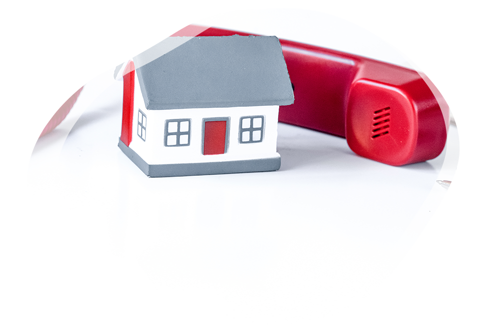 ein kleines Haus mit einem roten Telefon dahinter