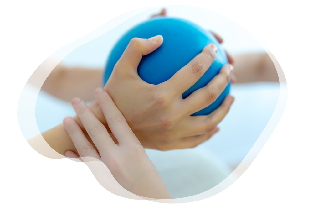 Zwei Hände halten einen blauen Gymnastikball bei der Krankengymnastik